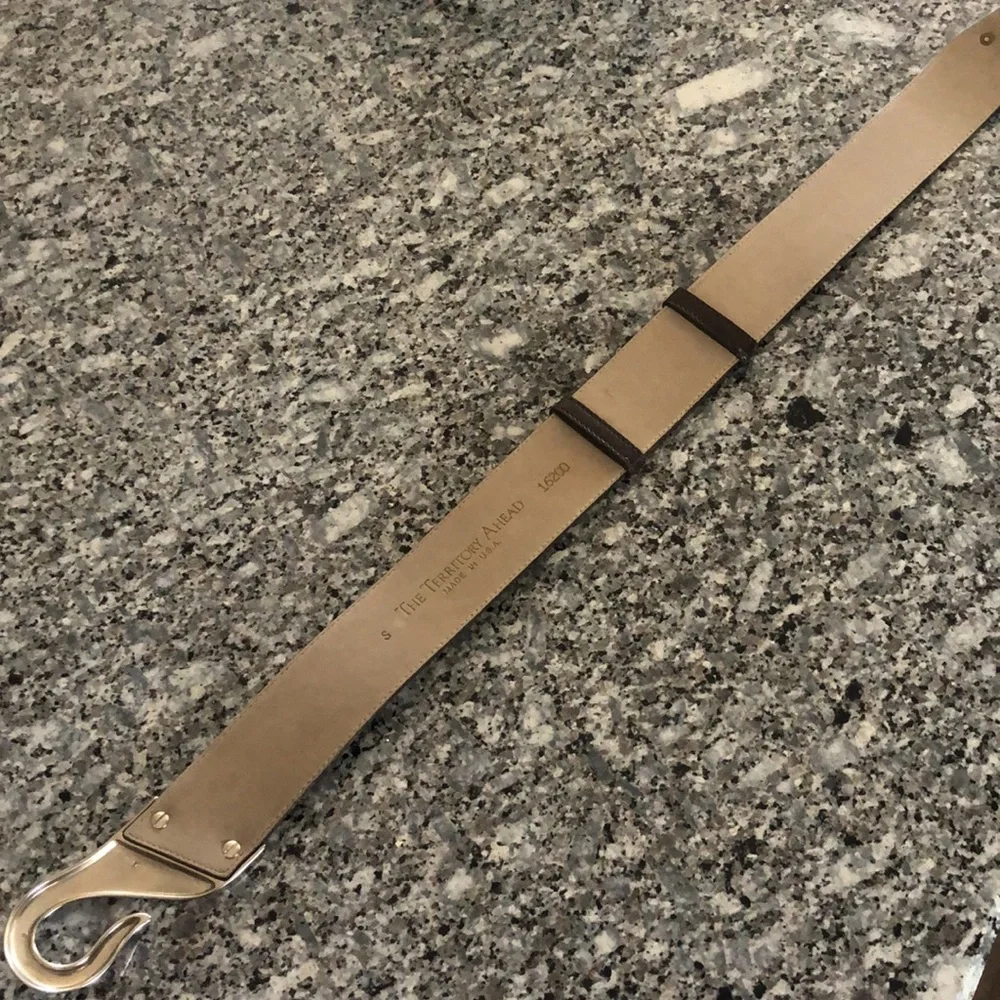 NewThe Territory Ahead WIE SILVER HOOK BUCKLE Brown LEATHER Adjustable BELT
